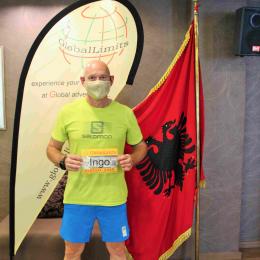 Ingo Siebert 2020 in Albanien beim Ultramarathon mit Startnummer