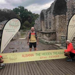 Ingo Siebert 2020 in Albanien beim Ultramarathon im Ziel