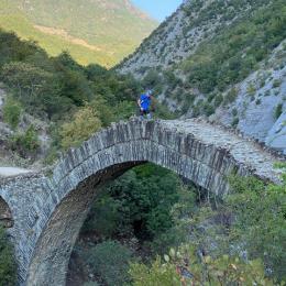 Ingo Siebert 2020 in Albanien beim Ultramarathon über eine Brücke